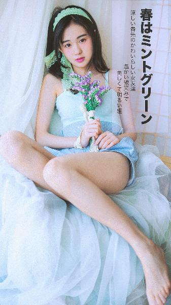 中午妈妈在厨房做饭