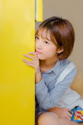 小保姆在厨房做饭