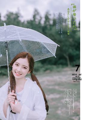 中午妈妈在厨房做饭