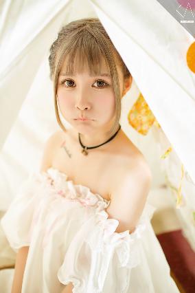 年轻漂亮的女士护士内衣